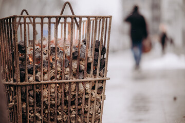 Koksownik podczas mroźnej zimy w centrum miasta