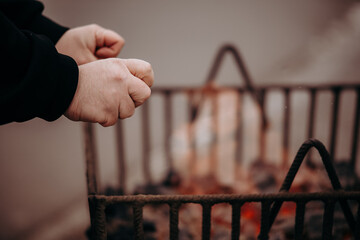 Ogrzewanie się przy koksowniku