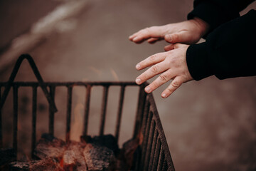 Ogrzewanie się przy koksowniku
