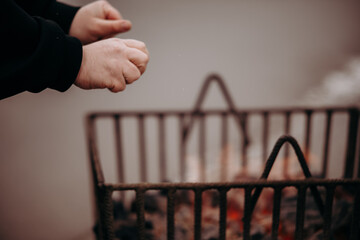 Ogrzewanie się przy koksowniku