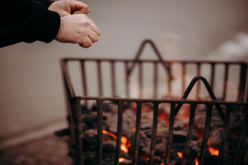 Ogrzewanie się przy koksowniku