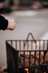 Ogrzewanie się przy koksowniku