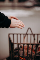 Ogrzewanie się przy koksowniku