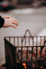 Ogrzewanie się przy koksowniku