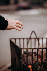 Ogrzewanie się przy koksowniku