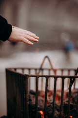 Ogrzewanie się przy koksowniku