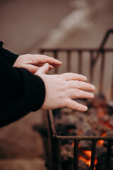 Ogrzewanie się przy koksowniku