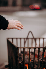 Ogrzewanie się przy koksowniku