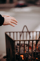 Ogrzewanie się przy koksowniku