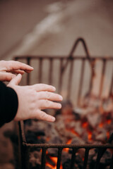 Ogrzewanie się przy koksowniku