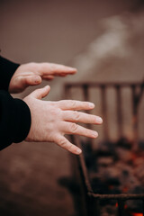 Ogrzewanie się przy koksowniku