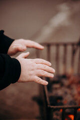 Ogrzewanie się przy koksowniku