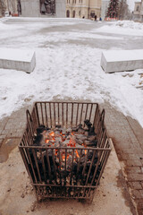 Koksownik podczas mroźnej zimy w centrum miasta