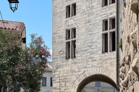 Historisches Steintor mit schmalen Fenstern in mittelalterlicher Altstadt, Aigues-Mortes, Okzitanien, Frankreich