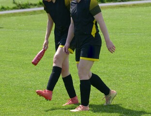Fototapeta premium les footballeuses sur le terrain après l'entrainement
