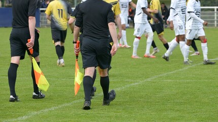 Fototapeta premium les arbitres sur le terrain de football