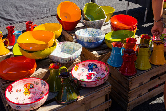 &Eacute;talage de vaisselle sur un march&eacute;