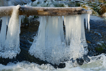 Bizarre Eisformationen am Fluss bei K&auml;lte	
