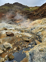Obraz premium Crater landscape in Iceland with hot, steaming water and sulfur deposits in summer