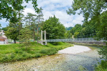 Fototapeta premium Idrija Slowenien Brücke über den Fluss Idrijca
