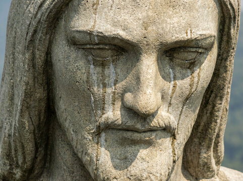 Rosto de est&aacute;tua de Cristo chorando &ndash; express&atilde;o de dor, f&eacute; e espiritualidade em arte realista