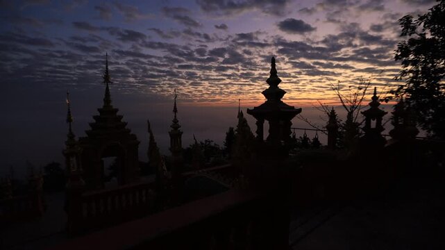 The background of the video is a natural atmosphere surrounded by mountains, trees, streams, wind blowing through the grass, tea plantations and beautiful orchards during the journey.