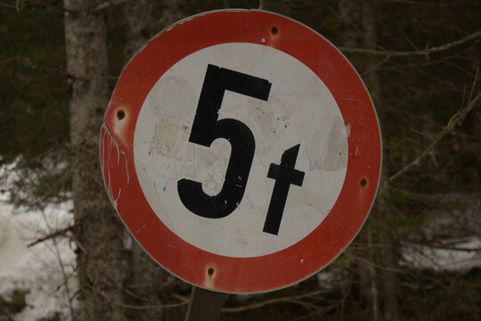 5t weight limit road sign, maximum 5 tonnes traffic restriction signage