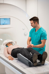 Obraz premium Radiographer comforting patient preparing for mri scan