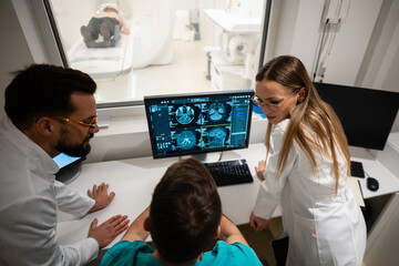 Obraz premium Medical team analyzing brain mri scan results