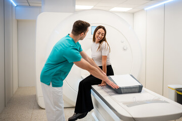 Obraz premium Healthcare professional assisting patient with mri scan