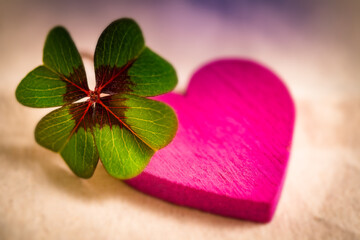 Klee Gl&uuml;cksklee mit Herz in pink Platz f&uuml;r Text