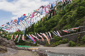 日本：神流（かんな）川の空を泳ぐ鯉のぼり／群馬県神流町・5月