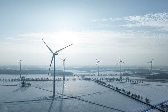 Windenergie - Windrad aus der Vogelperspektive in winterlicher Landschaft