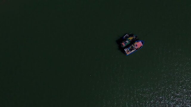 Vista do barco pesqueiro solit&aacute;rio