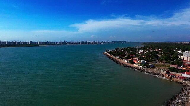 Rio sergipe passando a frente da praia da Barra dos Coqueiros