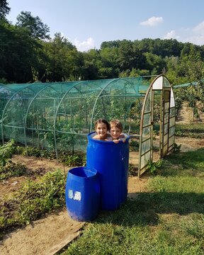 Agricoltura biologica e ragazzi felici