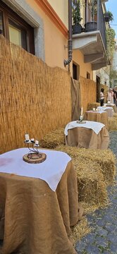 Tavoli rustici di balle di paglia