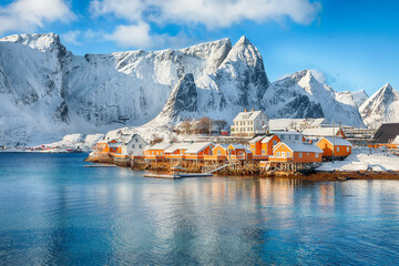 Obraz premium Outstanding winter view of Sakrisoy village and snowy mountaines on background.