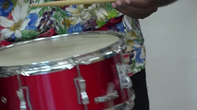 Hombre tocando redoblante