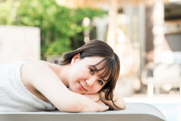 Obraz premium A woman receiving a massage at a tropical spa, beauty salon, or beauty salon