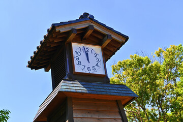 青空に映えるアナログ時計