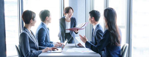 ビジネスパーソン　会議　プレゼン　ミーティング