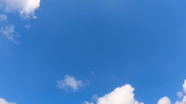 澄み渡る空を流れる白い雲のタイムラプス風景