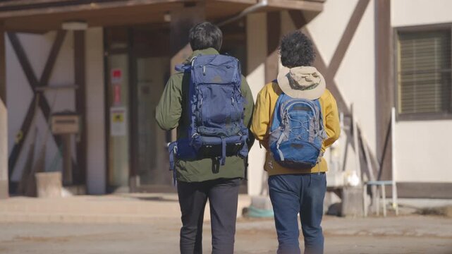 山小屋へ向かう登山家イメージ_撮影協力　多摩木材センター協同組合
