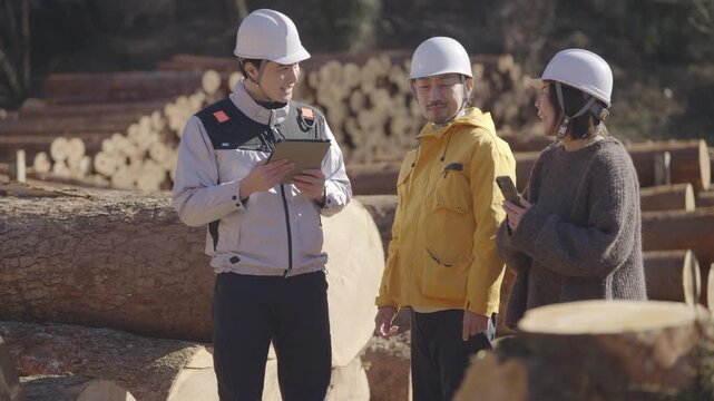 建築資材を見学ツアーに参加する夫婦: 多摩木材センター協同組合