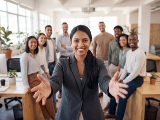 Obraz premium Smiling indian HR manager welcoming new staff with open hands and diverse group in office