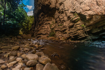 Obraz premium If it's a large cave with a stream flowing through it.
