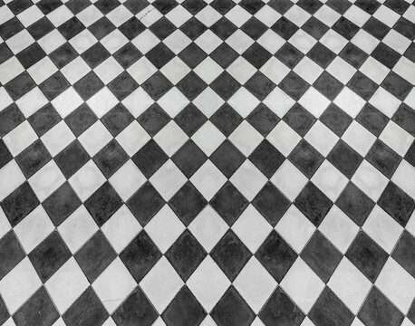 Carrelage ancien en damier