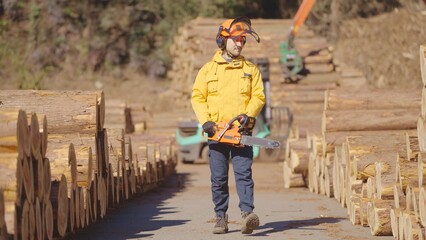 貯木場で働く林業従事者:撮影協力　多摩木材センター協同組合