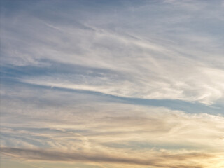 Obraz premium Sky displaying wispy cirrus clouds with soft blue and golden hues, creating an atmospheric background above port washington, nassau county, new york, united states